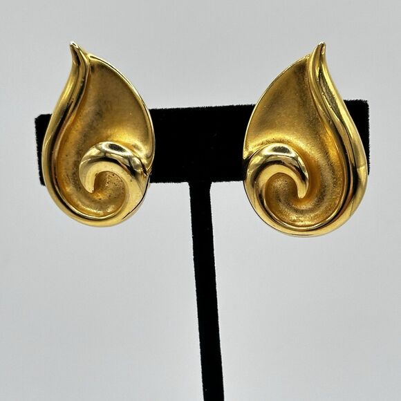 Signed Erwin Pearl PEP Earrings Clip On Gold Tone Finish Curved Petal Design Vtg - Picture 1 of 10